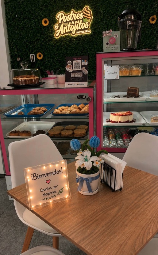 Interior de la tienda de Postres & Antojitos: vitrinas con postres, galletas y cupcakes
